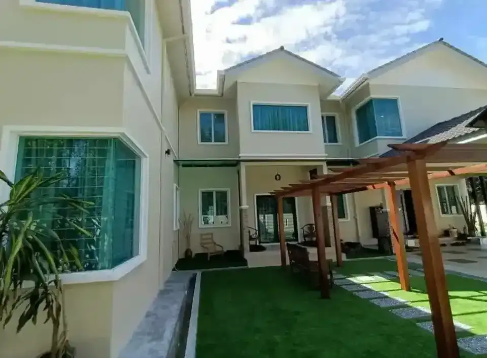Rumah 2 tingkat dengan laman berumput dan pergola kayu, rumah pelanggan RumahHQ di Saujana Utama, Sungai Buloh