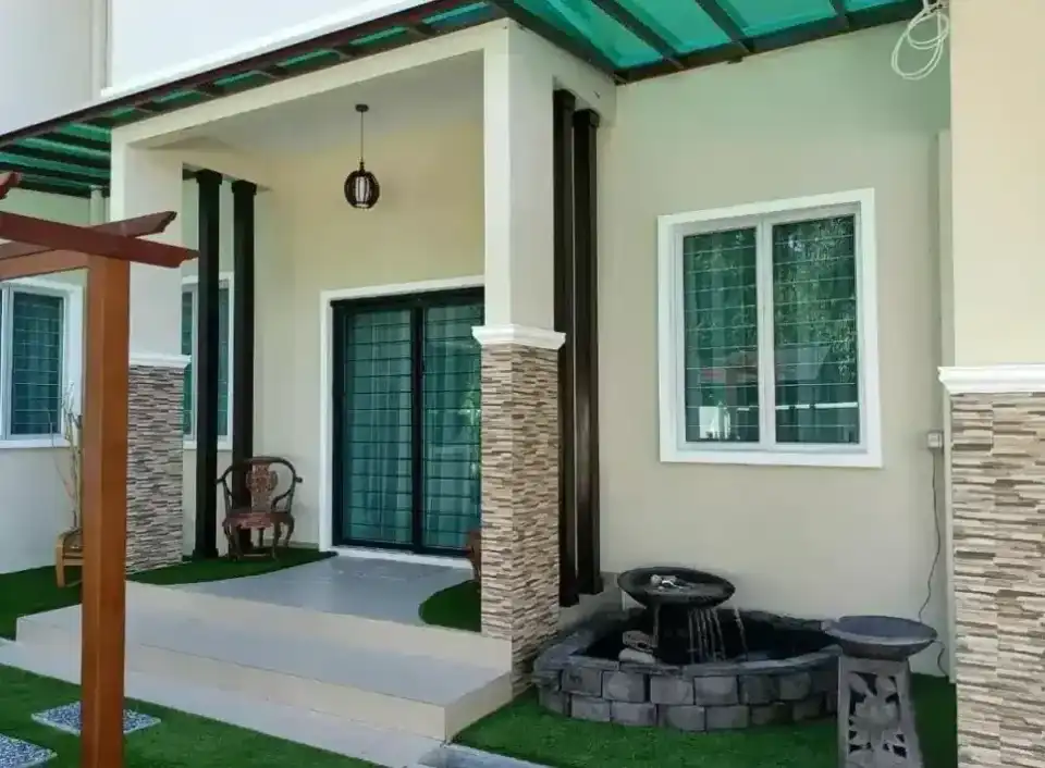 Anjung depan dengan dinding batu, pancuran air dan pintu gelangsar, rumah pelanggan RumahHQ di Saujana Utama, Sungai Buloh