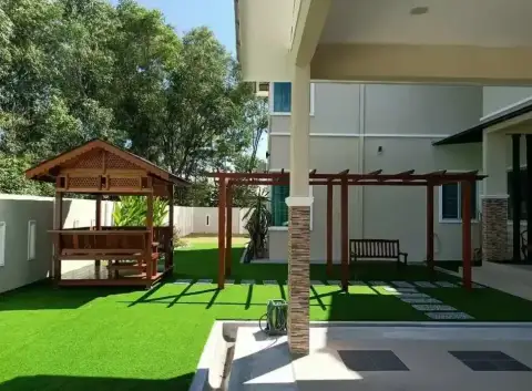 Wakaf kayu dan pergola di laman, rumah pelanggan RumahHQ di Saujana Utama, Sungai Buloh