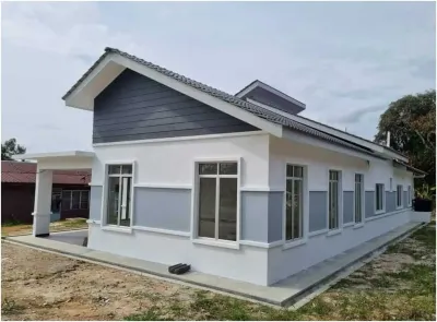 Banglo setingkat memanjang siap dibina oleh RumahHQ — dinding sisi putih dan kelabu dengan deretan tingkap berbingkai putih, gable berpapan kelabu gelap dan porch kereta di hujung hadapan